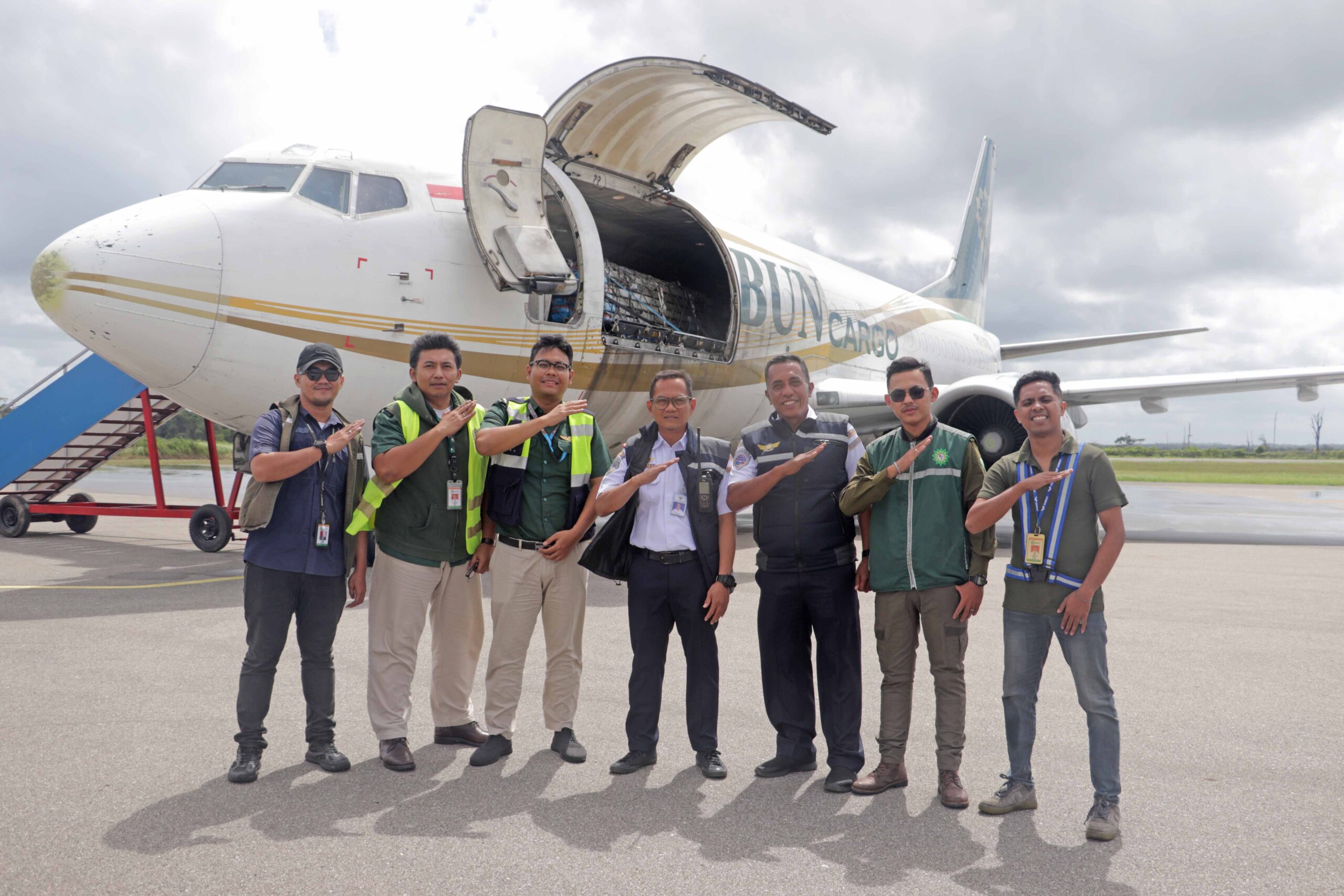 Boeing 737-300F Cetak Sejarah di Saumlaki